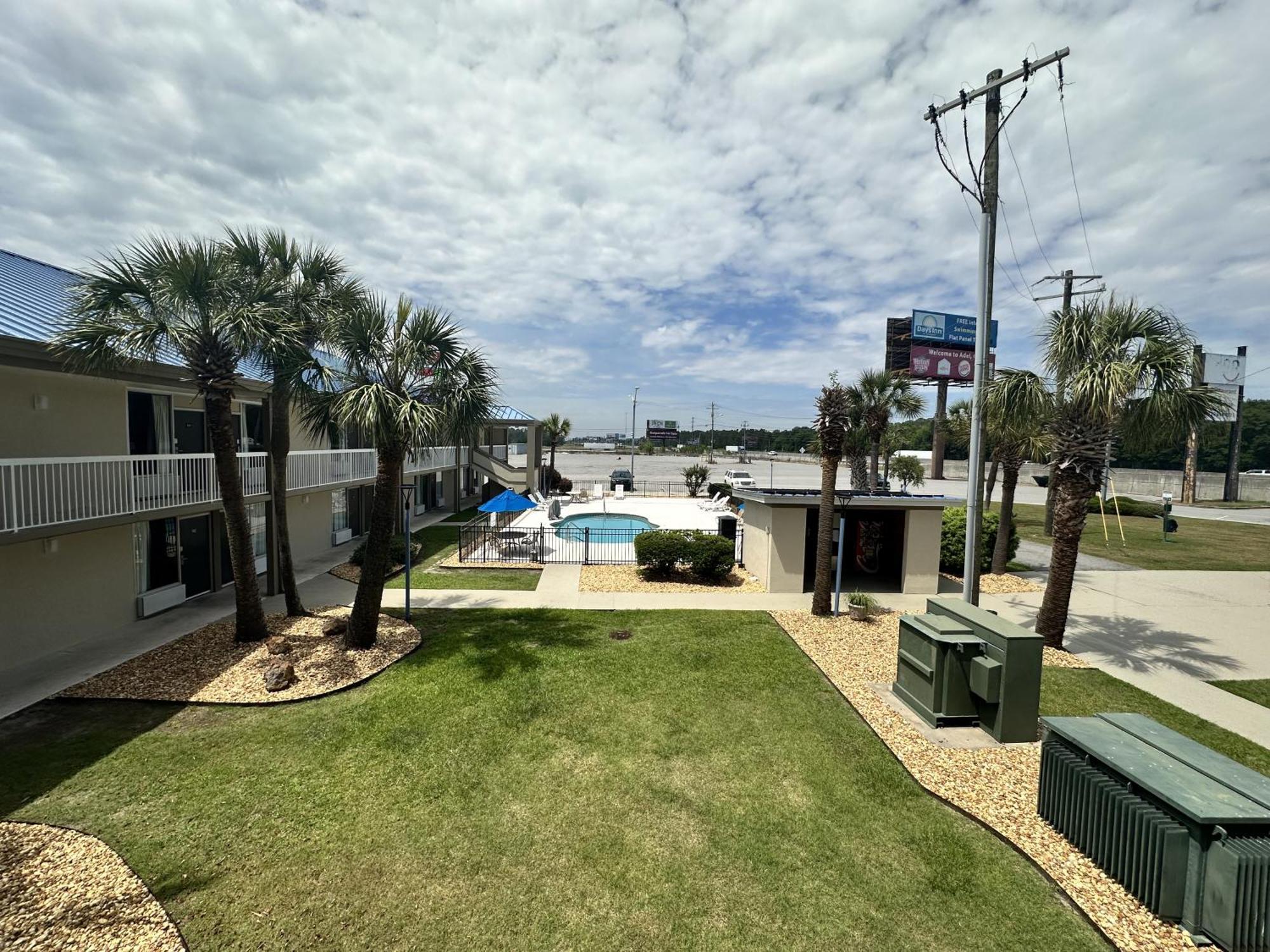 Days Inn By Wyndham Adel I-75 Exterior photo