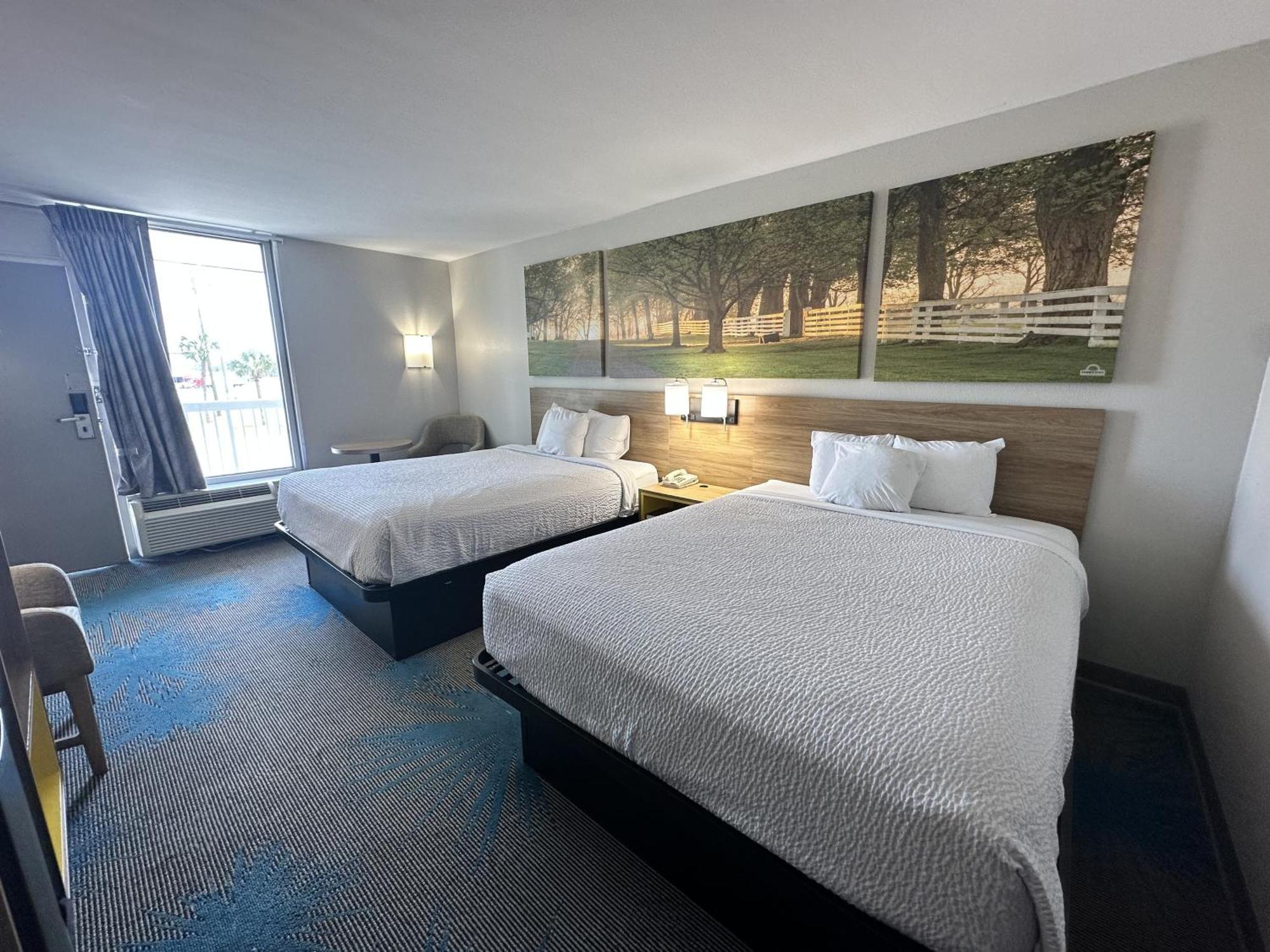 Days Inn By Wyndham Adel I-75 Exterior photo